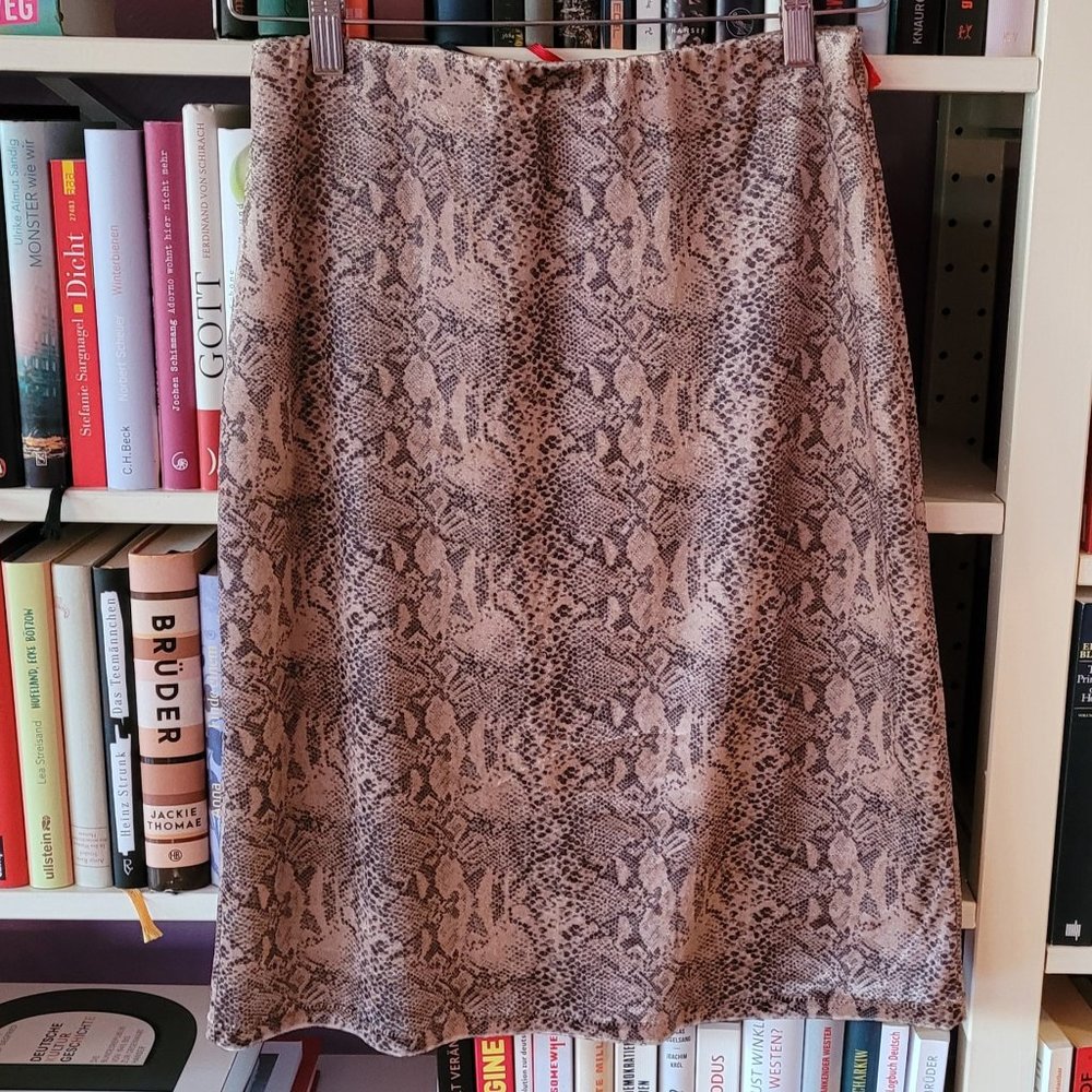 Stretchy animal- / leopard-print pencil skirt by Ulrike Storch (Berlin)